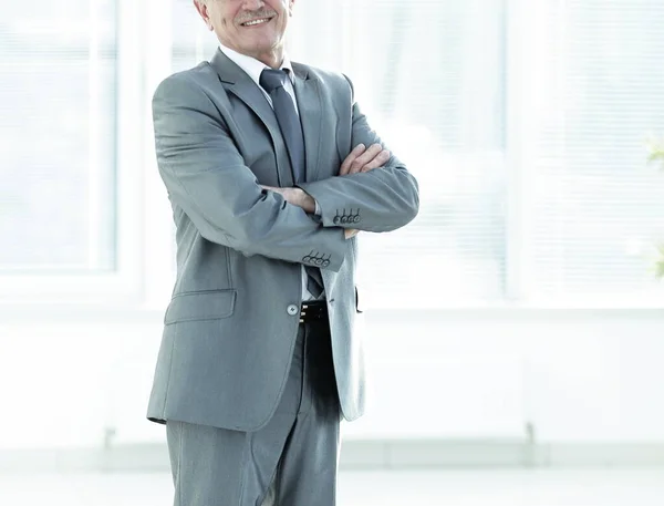 Porträt eines erfolgreichen, reifen Geschäftsmannes im modernen Büro — Stockfoto