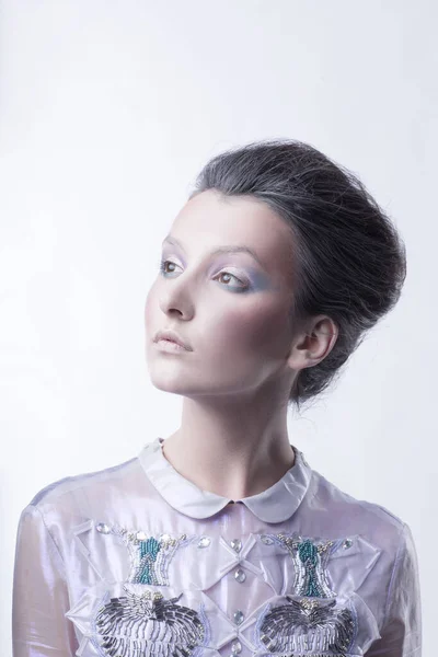 Porträtt av en fashionabla ung dam med en fashionabla frisyr . — Stockfoto