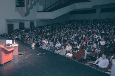 İş toplantısından önce konferans odasında oturan insanlar.