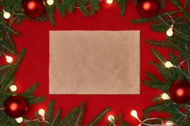 Kırmızı Noel arkaplanı üzerine bir kağıt parçası.