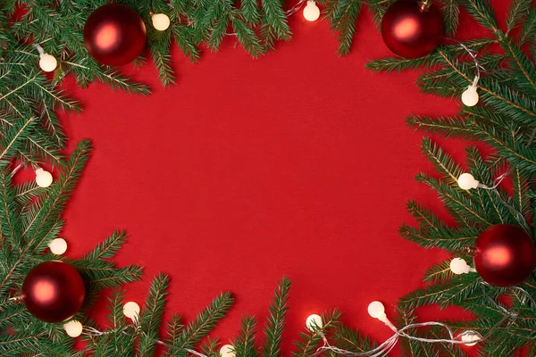 Frame of a Christmas wreath on a red background. — Stock Photo, Image