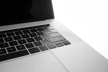 Kapat. Beyaz gövdeli modern dizüstü bilgisayar. .