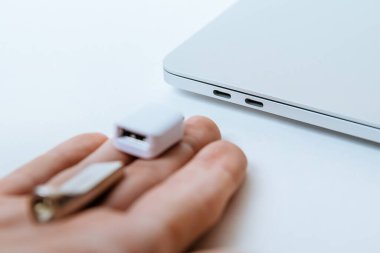 İnsan bellek ve dijital verileri depolamak için modern teknolojileri kullanır