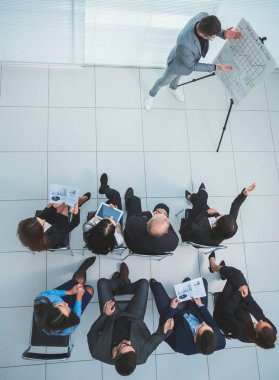 Proje Yöneticisi iş ekibi için bir rapor hazırlıyor.