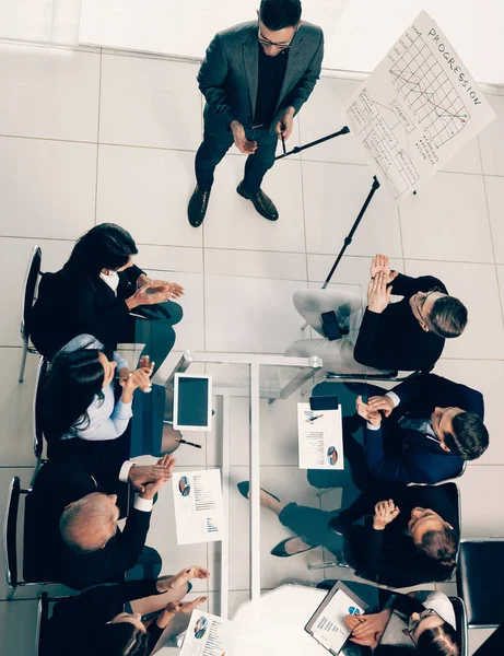 Ovanifrån. chefen förklarar den nya strategin för arbetsgruppen. — Stockfoto