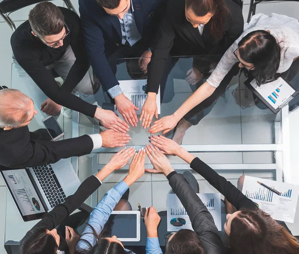 Vista superior. equipo de negocios uniendo sus manos en un círculo — Foto de Stock