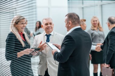 bir grup şirket çalışanı yeni fikirleri tartışıyor. .