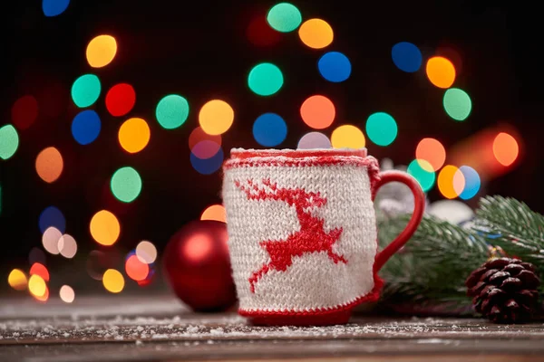 Φλυτζάνι καφέ με χριστουγεννιάτικο στολίδι σε εορταστικό φόντο. — Φωτογραφία Αρχείου