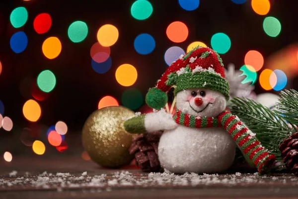 Lindo muñeco de nieve divertido en fondo de la noche de Navidad. — Foto de Stock