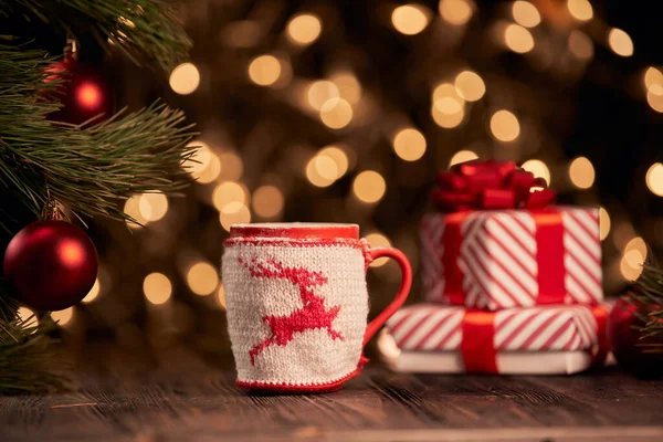 Calice di Natale e scatole regalo su uno sfondo festivo. — Foto Stock
