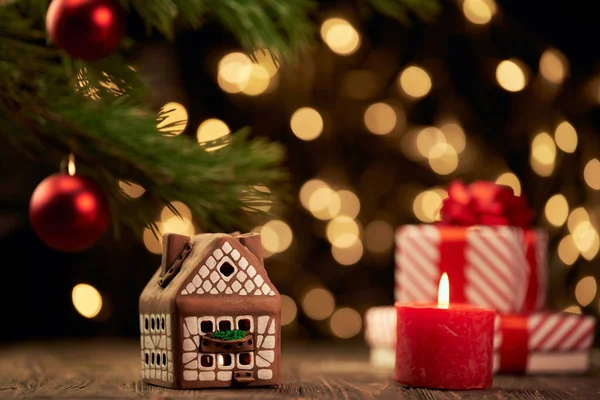 Імбирний різдвяний будинок на святковому фоні  . — стокове фото