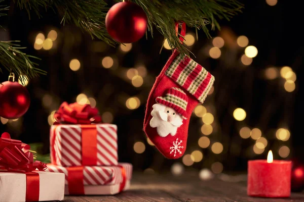 クリスマスの靴下とお祝いの背景のギフトボックス. — ストック写真