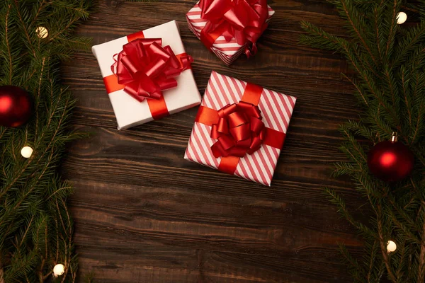 Tres cajas de Navidad sobre un fondo de madera. foto con un espacio de copia. — Foto de Stock