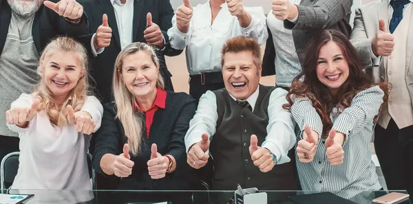 Groep van gelukkige medewerkers tonen duimen omhoog. — Stockfoto