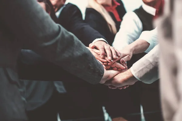 Fecha. grupo de empresários juntando as palmas das mãos — Fotografia de Stock