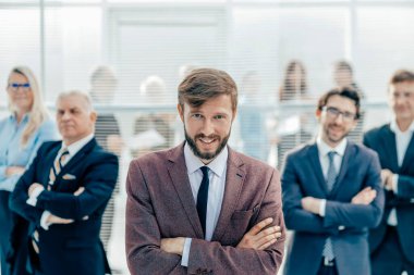 Ofiste duran mutlu genç girişimci.