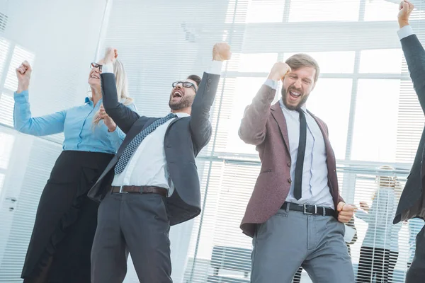 Grupo feliz de empleados que muestran su éxito en el lugar de trabajo — Foto de Stock