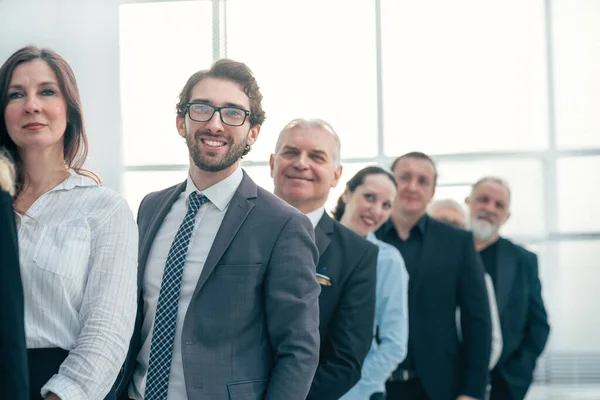 Doe dicht. een groep gelukkige medewerkers die de een na de ander staan. — Stockfoto