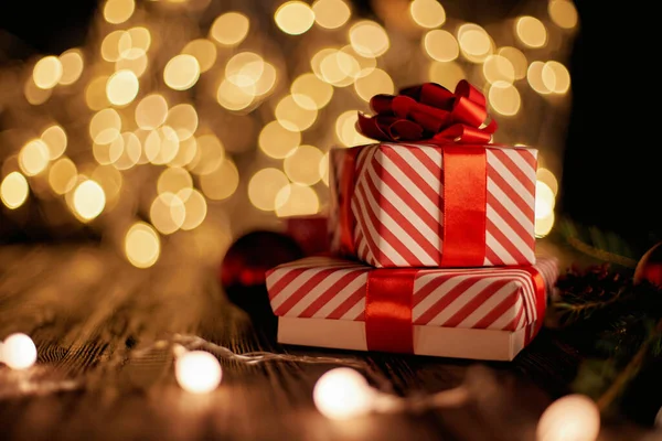 お祝いの背景にギフトとクリスマス用のガーランドが付いた箱 . — ストック写真