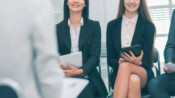 De cerca. empleados haciendo preguntas en una reunión de trabajo — Foto de Stock