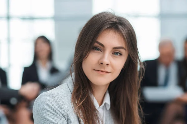Pewny młody biznes kobieta siedzi w biuro — Zdjęcie stockowe
