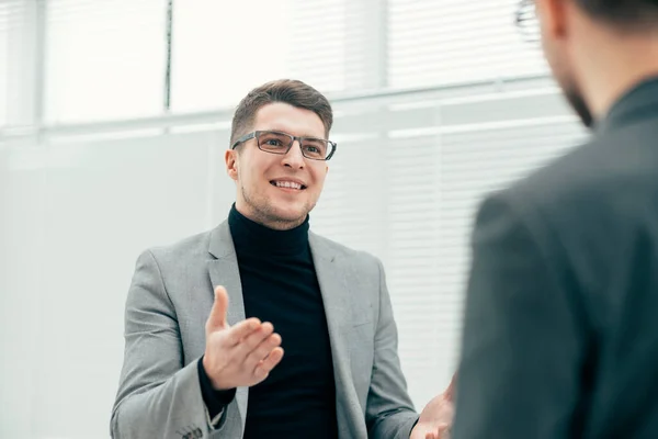 Jeune employé attentif debout dans le bureau — Photo