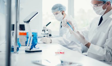 Bilimadamları laboratuarda araştırma yapıyorlar..