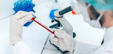 Kapat. Bilim adamı tüpteki yazıyı test ile okuyor..