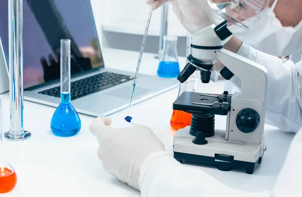 Fecha. cientista trabalha com um microscópio em um laboratório médico. — Fotografia de Stock