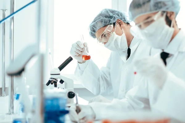 Fecha. grupo de cientistas realizar pesquisas em laboratório . — Fotografia de Stock