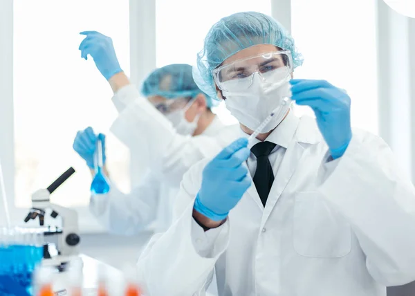 Imagen de fondo de un asistente de laboratorio en un laboratorio médico —  Fotos de Stock