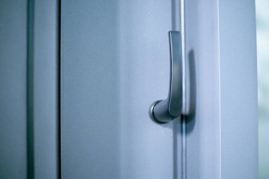 Yakın plan. Modern plastik bir pencerenin üzerine koy.