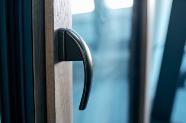 Yakın plan. Pencere çerçevesindeki metal kol.