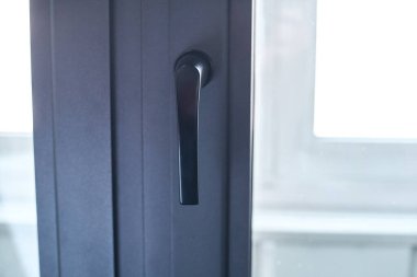 Yakın plan. balkon pencere çerçevesinde tutuş.