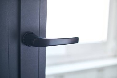 Yakın plan. balkon pencere çerçevesinde tutuş.