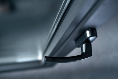 Camdan bir kapı parçası ve şık bir tutacağı var..