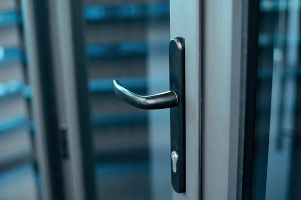 Manija de la puerta con cerradura en la puerta delantera de cristal. —  Fotos de Stock