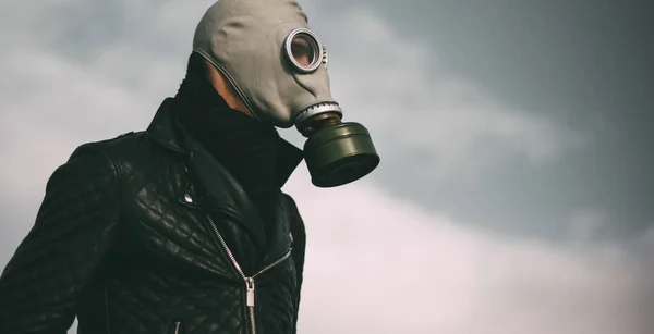 Doe dicht. casual guy in een gas masker — Stockfoto
