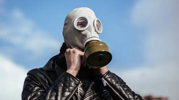 Doe dicht. casual guy in een gas masker op een stad achtergrond — Stockfoto