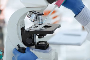 Kapat. Bilim adamı araştırması sırasında otomatik bir şeker kutusu kullanıyor.