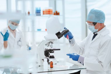 Kapat. Virologlar laboratuvarda çalışıyorlar. .