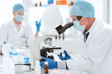 Bilim adamı yeni bir aşıyla ampul açıyor. .