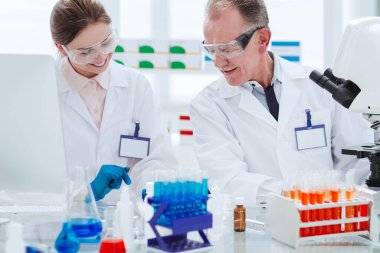 Kapat. Bilim adamları kan araştırmaları için laboratuvarda çalışıyorlar..