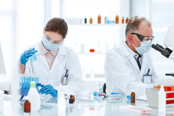 Empleados del laboratorio médico realizan análisis de sangre . —  Fotos de Stock