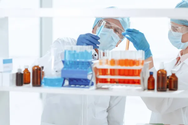 Fecha. cientistas de laboratório testando sangue no laboratório . — Fotografia de Stock