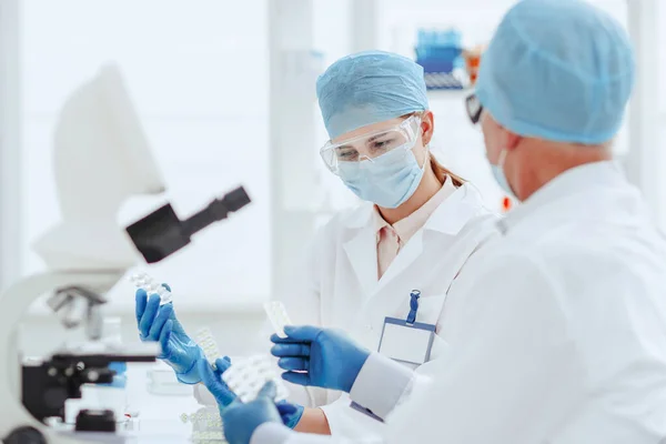 Farmacêuticos discutindo um novo medicamento em laboratório . — Fotografia de Stock