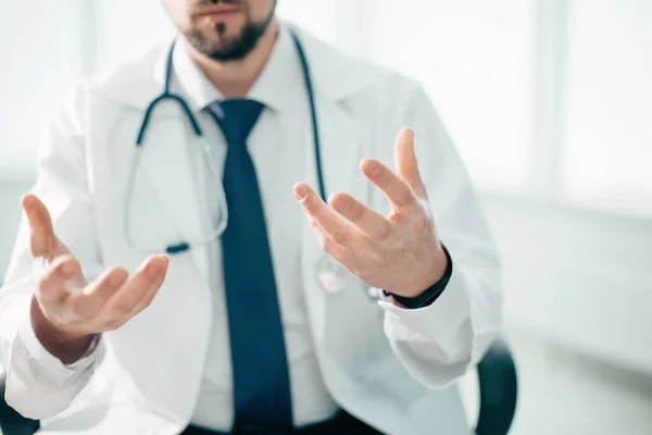 Male doctor explaining something to his patient. — Stock Photo, Image