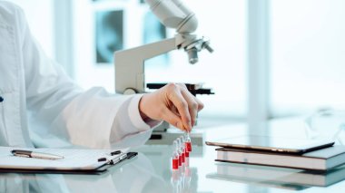 Bilim adamı yeni bir aşıyla numunelere bakıyor..