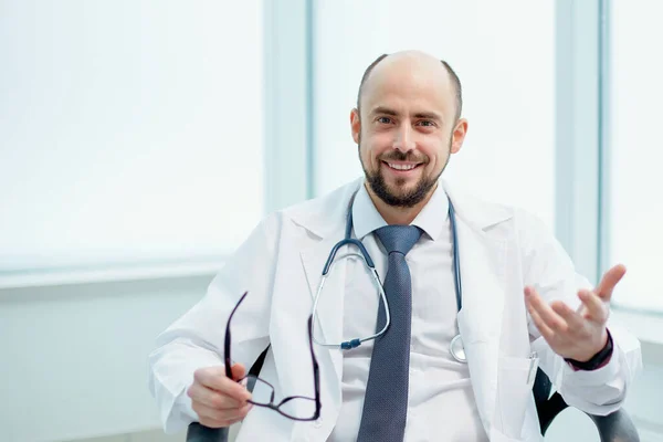 Confident male doctor explaining something to his colleague . — Stock Photo, Image