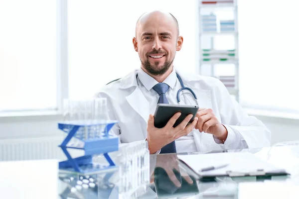 Vědec používající digitální tablet v lékařské laboratoři. — Stock fotografie